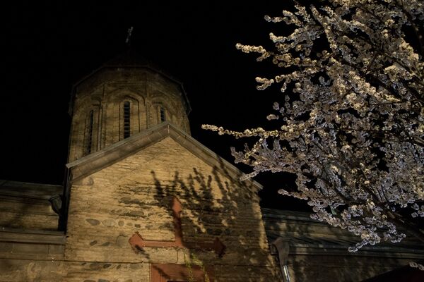 Храм в окружении цветущих деревьев.   - Sputnik Южная Осетия