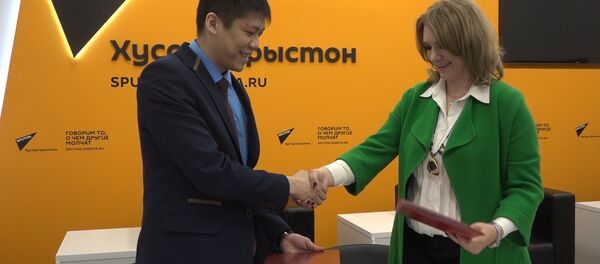 Руководитель агентства Sputnik Виталий Раднаев и глава фонда Подари крылья подписали меморандум о сотрудничестве - Sputnik Южная Осетия