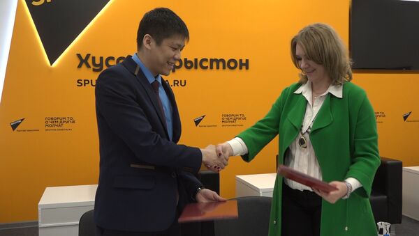 Руководитель агентства Sputnik Виталий Раднаев и глава фонда Подари крылья подписали меморандум о сотрудничестве - Sputnik Южная Осетия