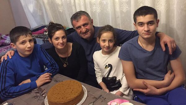 Анатолий Бибилов с семьей - Sputnik Южная Осетия