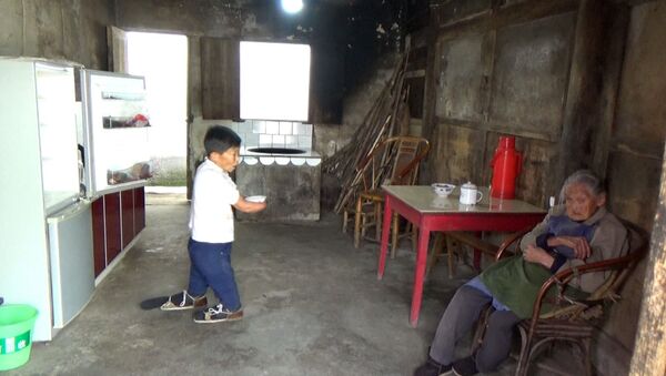Китаянка с ампутированными руками и ногами заботится о столетней матери - Sputnik Южная Осетия