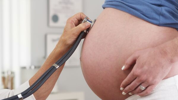 Доктор слушает живот беременной женщины - Sputnik Южная Осетия