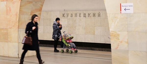 Пассажиры на станции Московского метрополитена Кузнецкий мост - Sputnik Южная Осетия