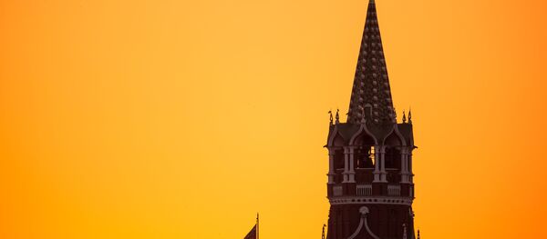 Спасская башня Московского Кремля. Слева флаг России на здании Сенатского дворца Московского Кремля. Спасская башня Московского Кремля. Слева флаг России на здании Сенатского дворца Московского Кремля. - Sputnik Южная Осетия