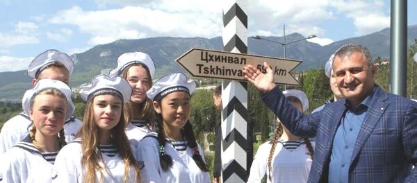 Президент Анатолий Бибилов посетил Артек - Sputnik Южная Осетия