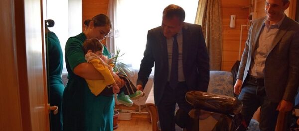 Президент Южной Осетии подарил инвалидные коляски больным ДЦП Президент Южной Осетии подарил инвалидные коляски больным ДЦП - Sputnik Хуссар Ирыстон