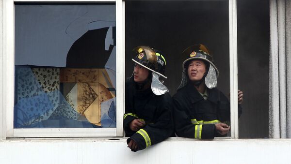 Китайские пожарные во время тушения пожара - Sputnik Южная Осетия