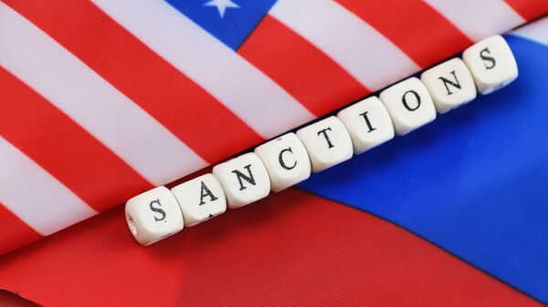 Надпись санкции, сложенная из кубиков между флагами США и России - Sputnik Южная Осетия