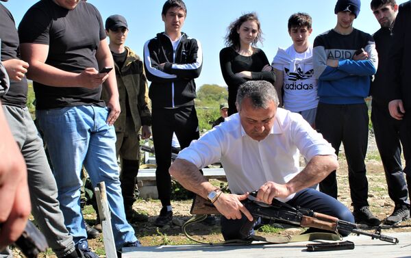 Цхинвальских старшеклассников учили стрелять на полигоне - Sputnik Южная Осетия