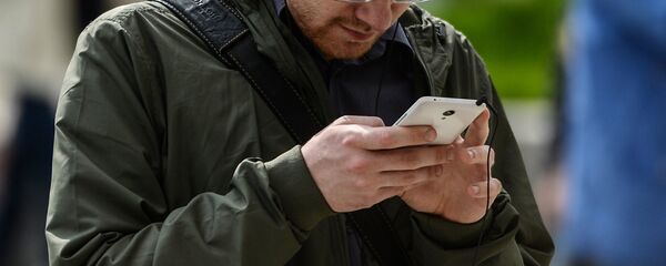 Мужчина с телефоном Мужчина с телефоном - Sputnik Южная Осетия