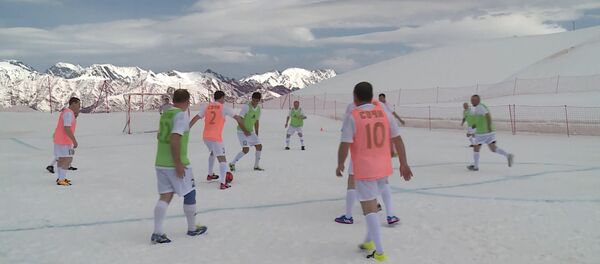 Рекордный матч: в Сочи сыграли в футбол на высоте Рекордный матч: в Сочи сыграли в футбол на высоте - Sputnik Южная Осетия