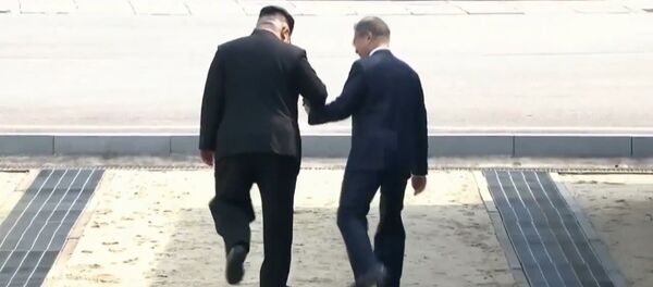 Ким Чен Ын сам предложил Мун Чжэ Ину перешагнуть линию разграничения в КНДР Ким Чен Ын сам предложил Мун Чжэ Ину перешагнуть линию разграничения в КНДР - Sputnik Южная Осетия