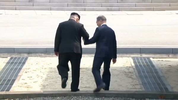 Ким Чен Ын сам предложил Мун Чжэ Ину перешагнуть линию разграничения в КНДР - Sputnik Южная Осетия