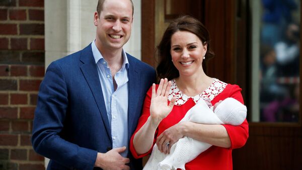 Герцогиня Кембриджская и принц Уильям с новорожденным принцем - Sputnik Южная Осетия