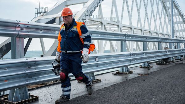 Рабочий на строительстве автомобильных подходов к мосту через Керченский пролив со стороны Тамани - Sputnik Южная Осетия