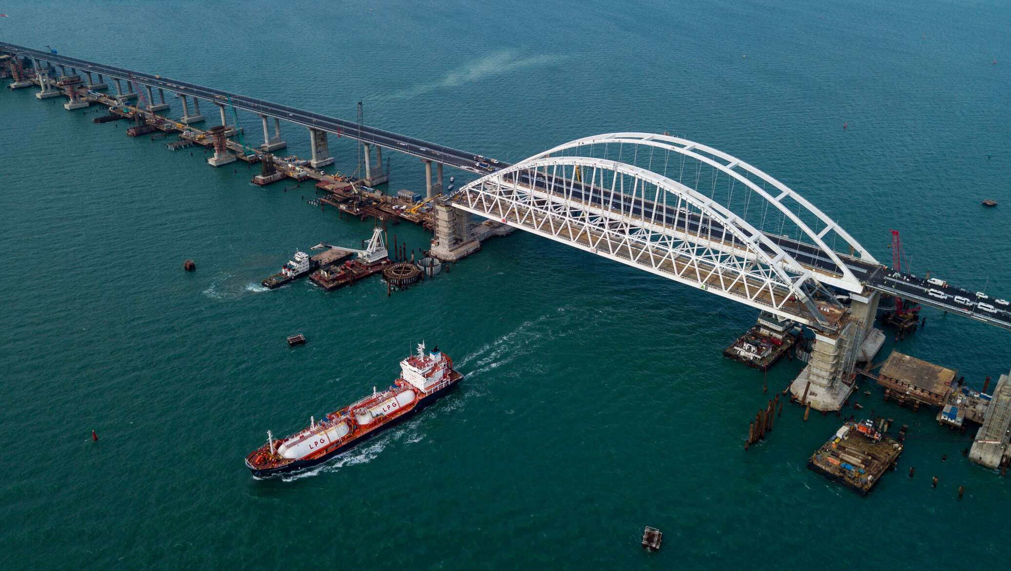 Под керченским мостом. Крымский мост через Керченский пролив. Крымский мост Керченский пролив. Мост в Крыму через Керченский пролив. Крымский мост Керчь.