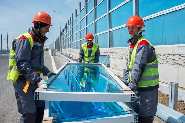 Рабочие на строительстве автомобильных подходов к мосту через Керченский пролив со стороны Тамани. - Sputnik Южная Осетия
