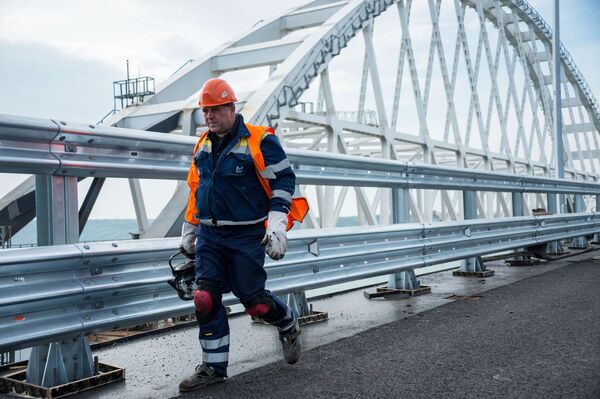 Рабочий на строительстве автомобильных подходов к мосту через Керченский пролив со стороны Тамани - Sputnik Южная Осетия