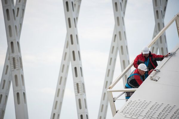 Рабочие на строительстве Крымского моста - Sputnik Южная Осетия