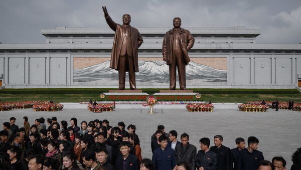 Жители после дани памяти у статуй лидеров КНДР Ким Ир Сена и Ким Чен Ира в Пхеньяне - Sputnik Южная Осетия