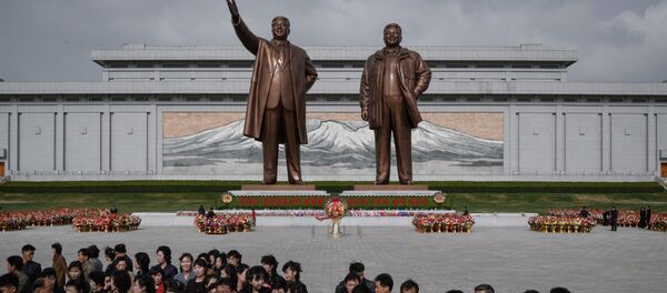 Жители после дани памяти у статуй лидеров КНДР Ким Ир Сена и Ким Чен Ира в Пхеньяне - Sputnik Южная Осетия
