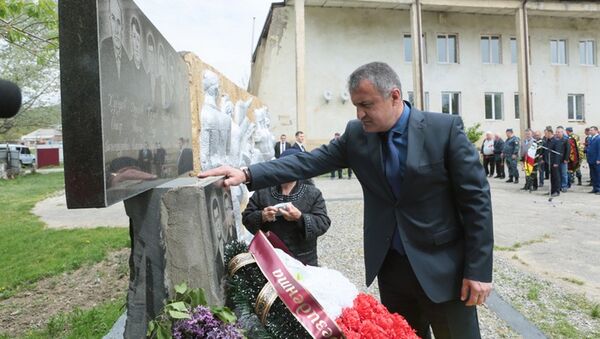 Анатолий Бибилов почтил память жертв Цинагарской трагедии - Sputnik Южная Осетия
