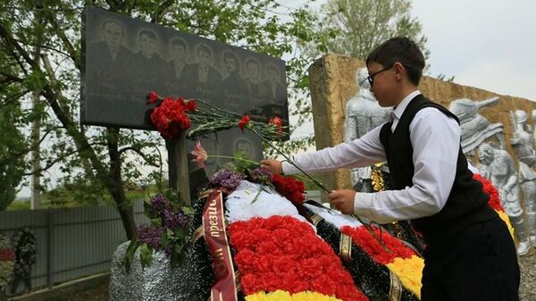 Анатолий Бибилов почтил память жертв Цинагарской трагедии - Sputnik Южная Осетия