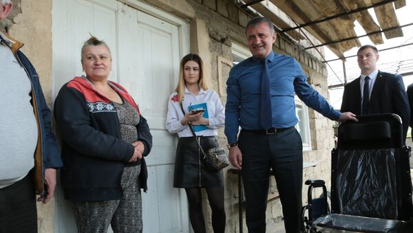 Анатолий Бибилов подарил инвалидное кресло жителю села Орчосан - Sputnik Южная Осетия