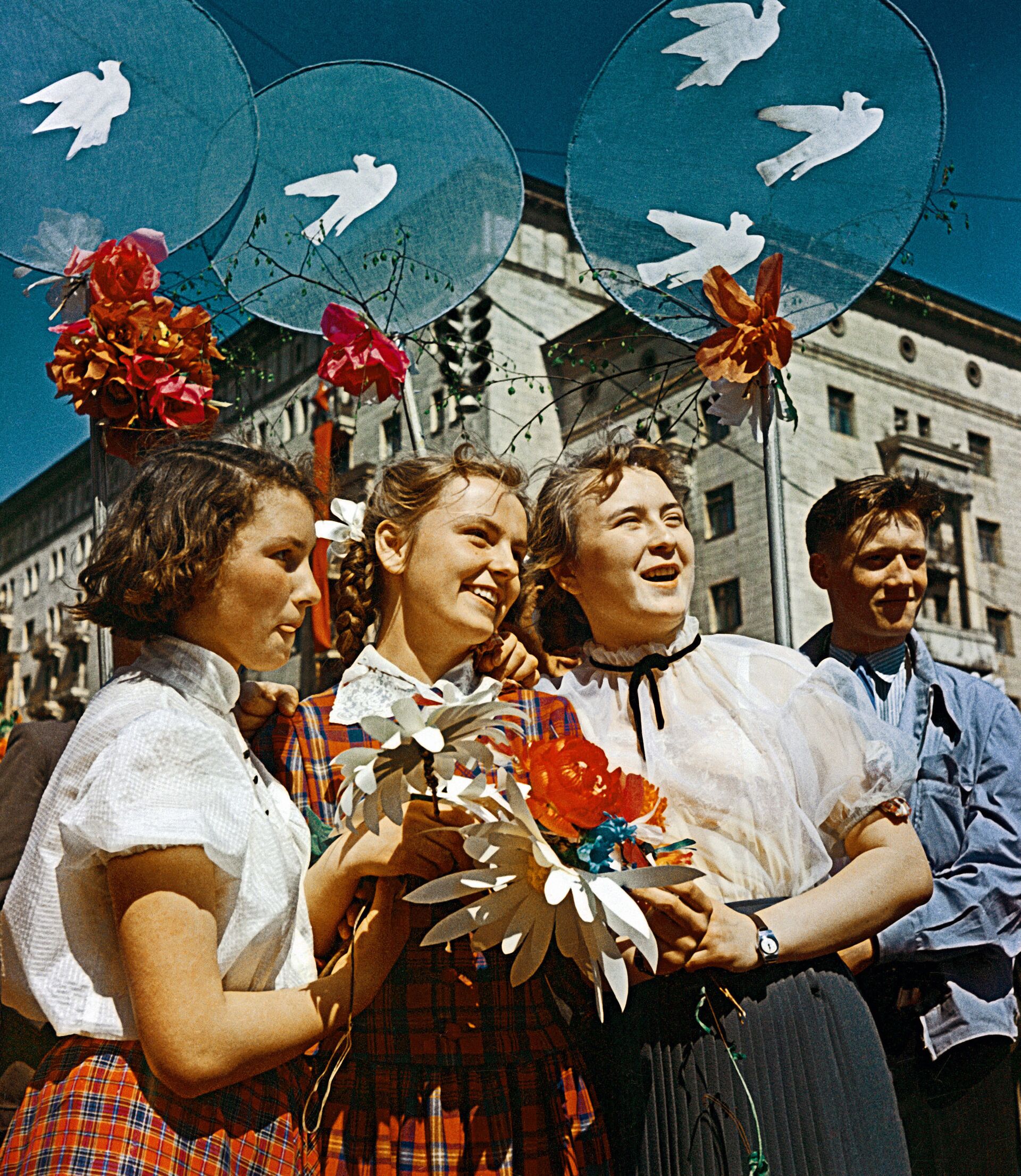 Советская молодежь во время демонстрации в День 1 Мая в Москве. 1959 год - Sputnik Южная Осетия, 1920, 01.05.2022