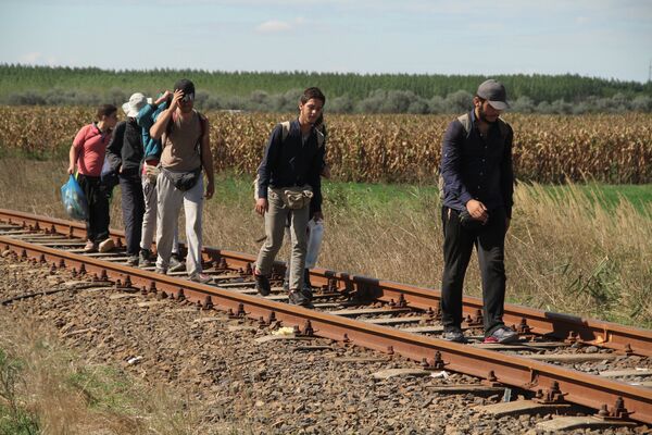 Беженцы на сербско-венгерской границе - Sputnik Южная Осетия