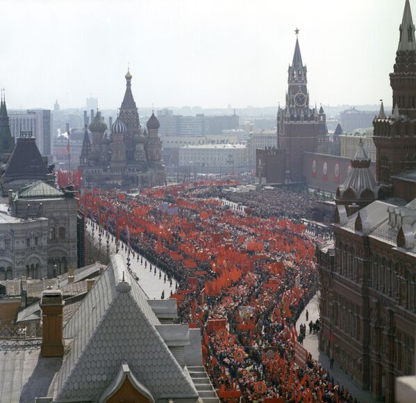 Праздничная демонстрация трудящихся на Красной площади 1 мая 1976 года - Sputnik Южная Осетия