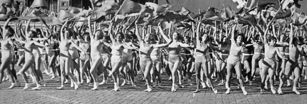 Физкультурный парад на Красной площади, посвященный Дню международной солидарности трудящихся. Москва, 1 мая 1936 года - Sputnik Южная Осетия