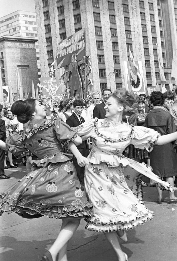 Участники праздничных гуляний в честь Международного дня солидарности трудящихся в Москве. 1968 год - Sputnik Южная Осетия