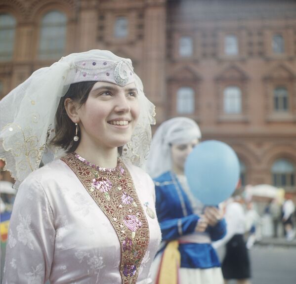 Участница первомайской демонстрации, ученица 492 школы города Москвы в национальном грузинском костюме. 1969 год - Sputnik Южная Осетия