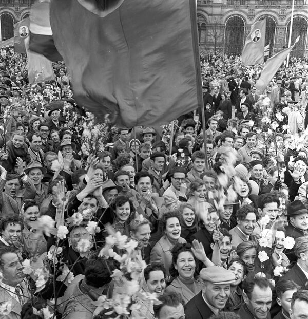 Участники первомайской демонстрации трудящихся на Красной площади. 1960 год - Sputnik Южная Осетия