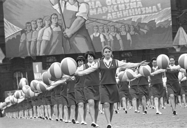 Колонна спортсменов на Красной площади. Празднование Дня международной солидарности трудящихся. 1 мая 1970 года - Sputnik Южная Осетия