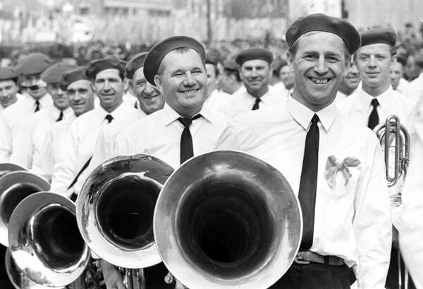 Музыканты сводного рабочего оркестра. Праздничная демонстрация на Красной площади в День международной солидарности трудящихся. 1 мая 1969 года - Sputnik Южная Осетия