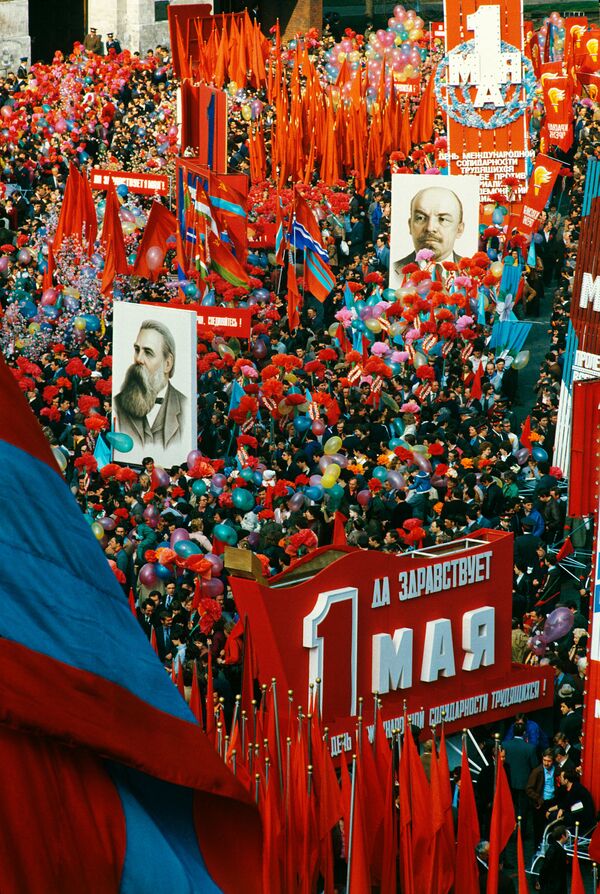 Праздничные колонны демонстрантов на Красной площади в Москве, 1 мая 1984 года - Sputnik Южная Осетия