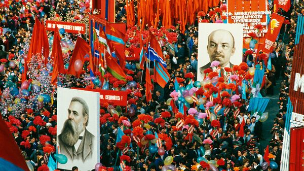 Праздничные колонны демонстрантов на Красной площади в Москве, 1 мая 1984 года - Sputnik Южная Осетия