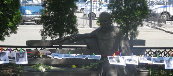 Выступающие против переноса скульптуры Коста организовали акцию протеста во Владикавказе Выступающие против переноса скульптуры Коста организовали акцию протеста во Владикавказе - Sputnik Южная Осетия