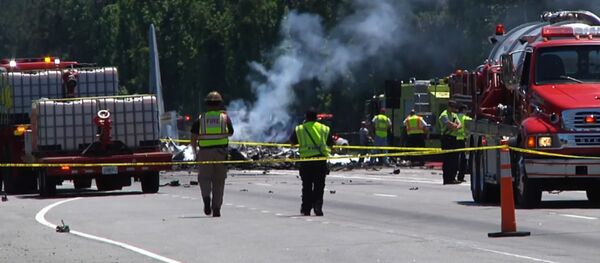 Дымящиеся обломки и выжженная земля: кадры с места крушения самолета С-130 в США - Sputnik Южная Осетия
