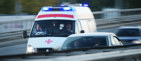 Автомобиль скорой медицинской помощи на дороге Автомобиль скорой медицинской помощи на дороге - Sputnik Южная Осетия