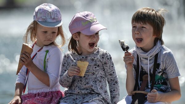 Дети едят мороженое - Sputnik Южная Осетия