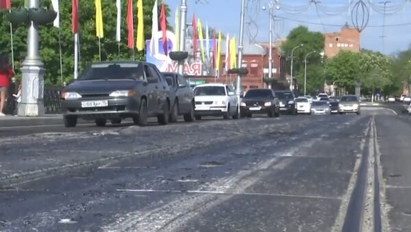 Во Владикавказе на улице Генерала Плиева плавится асфальт - Sputnik Южная Осетия