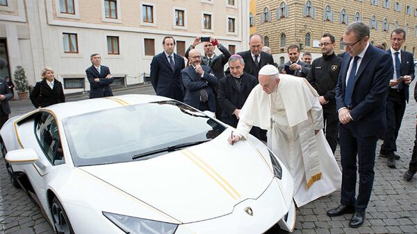 Lamborghini Папы Римского Франциска - Sputnik Южная Осетия
