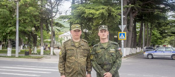 Подполковник Юрий Шпаков (слева) Подполковник Юрий Шпаков (слева) - Sputnik Южная Осетия