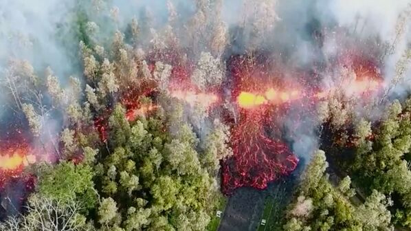 Лава в лесу после извержения вулкана Килауэа на Гавайях - Sputnik Южная Осетия