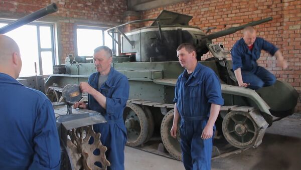 Семья из Белоруссии занимается восстановлением танков - Sputnik Южная Осетия