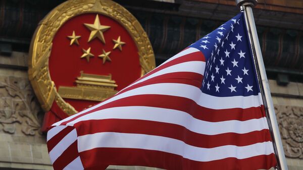 Флаг США на фоне эмблемы Китая в Пекине. Архивное фото - Sputnik Южная Осетия