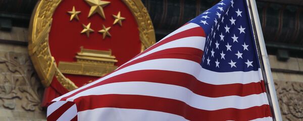 Флаг США на фоне эмблемы Китая в Пекине. Архивное фото Флаг США на фоне эмблемы Китая в Пекине. Архивное фото - Sputnik Южная Осетия